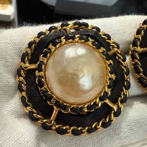 24K gold plated CHANEL vintage pearl Lambskin large clip on earrings - Picture 7 of 16